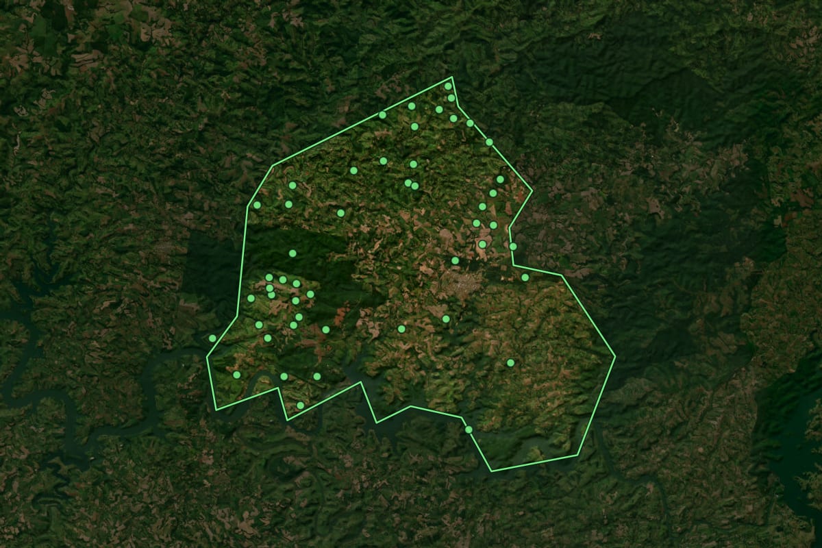 Imagem de satélite de Quedas do Iguaçu (PR), com o contorno do município e a posição dos imóveis desta página.