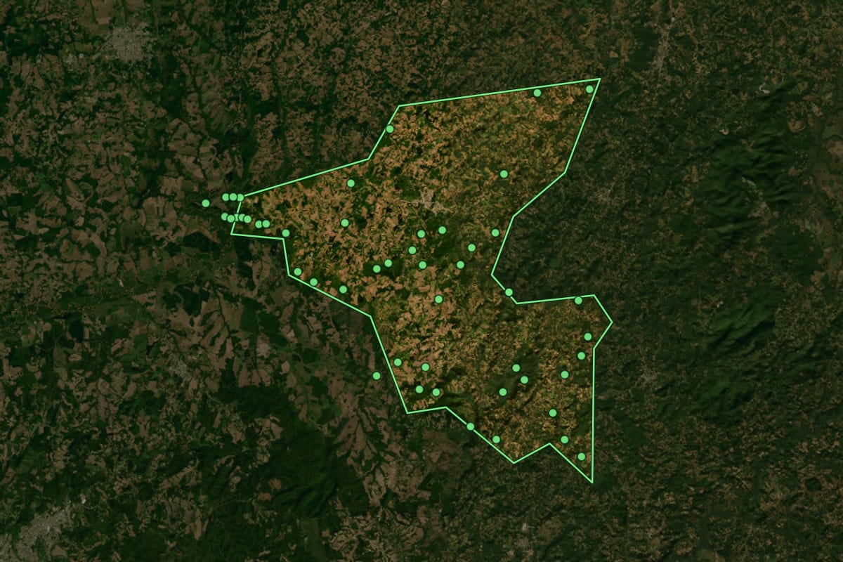 Imagem de satélite de Quitandinha (PR), com o contorno do município e a posição dos imóveis desta página.
