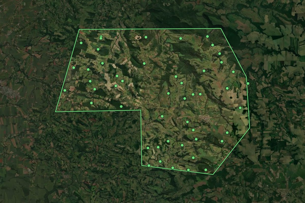 Imagem de satélite de Ramilândia (PR), com o contorno do município e a posição dos imóveis desta página.