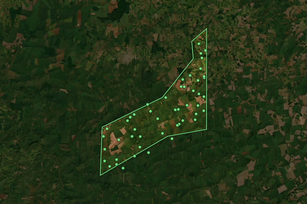 Imagem de satélite de Rancho Alegre D'Oeste (PR), com o contorno do município e a posição dos imóveis desta página.