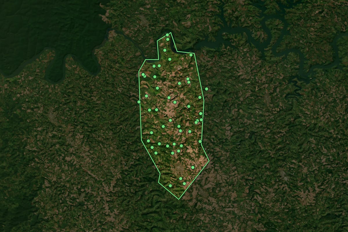 Imagem de satélite de Realeza (PR), com o contorno do município e a posição dos imóveis desta página.