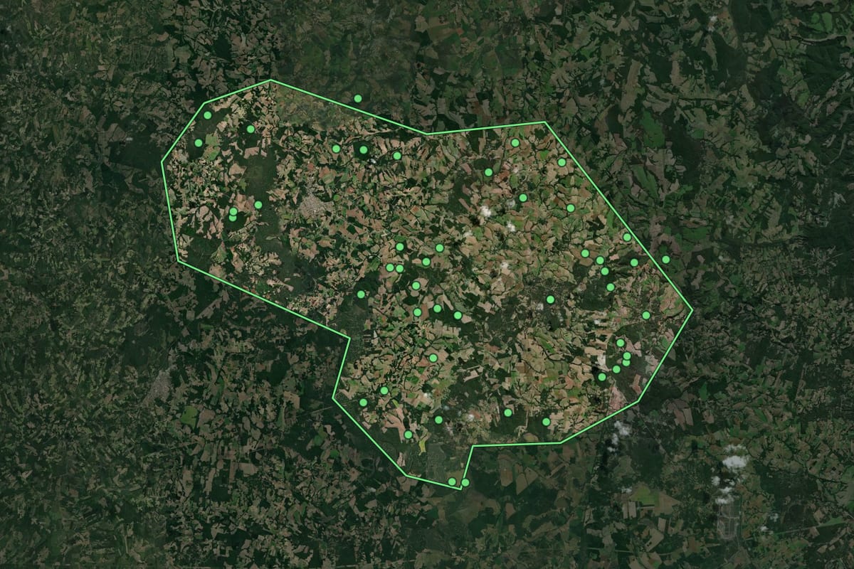 Imagem de satélite de Rebouças (PR), com o contorno do município e a posição dos imóveis desta página.