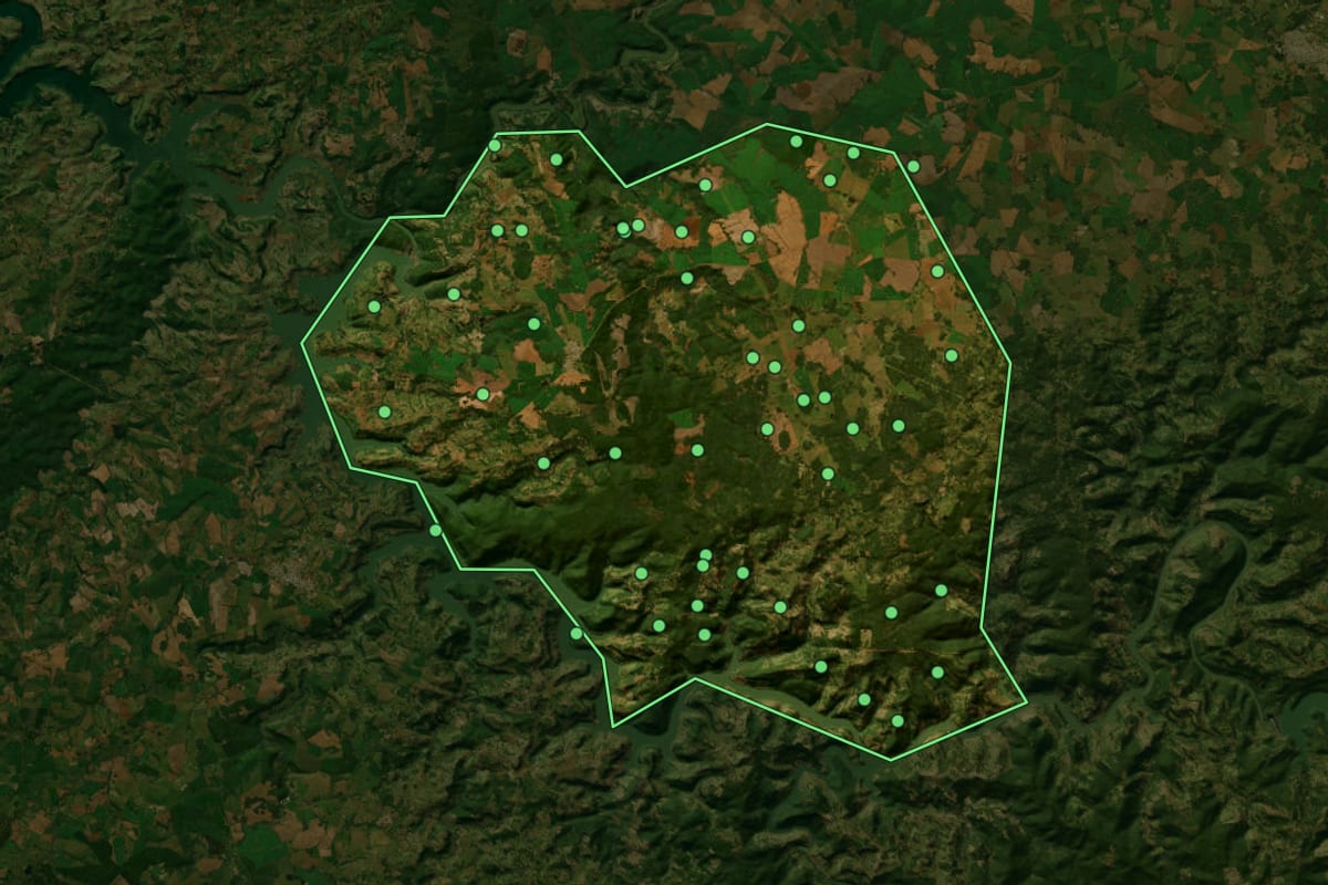 Imagem de satélite de Reserva do Iguaçu (PR), com o contorno do município e a posição dos imóveis desta página.