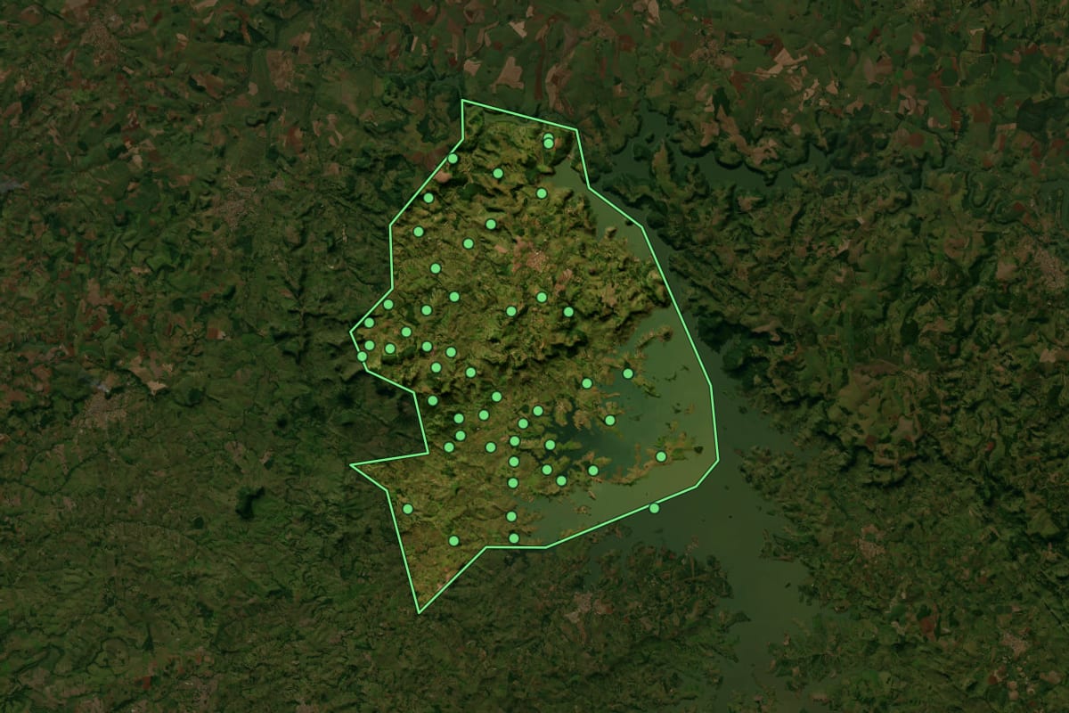 Imagem de satélite de Ribeirão Claro (PR), com o contorno do município e a posição dos imóveis desta página.