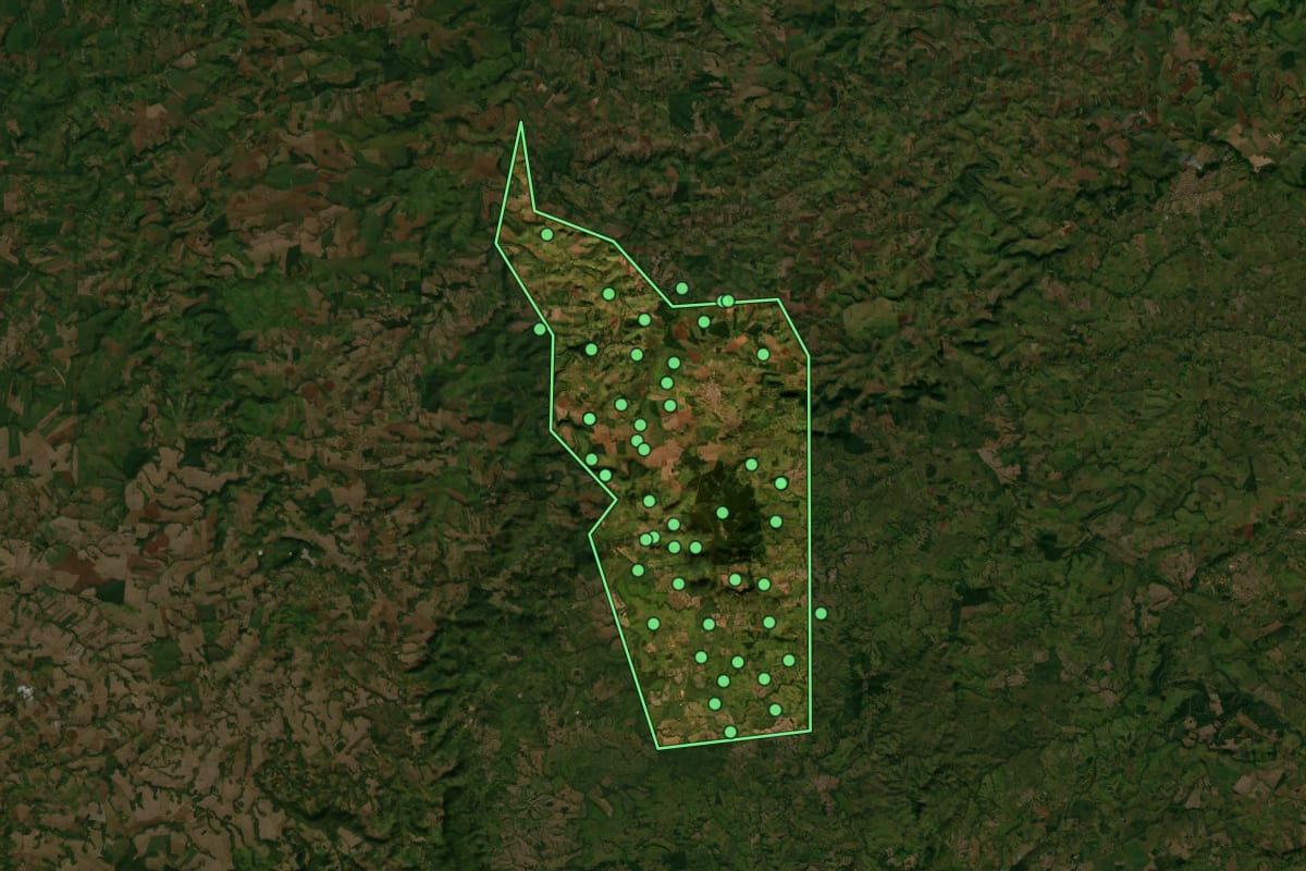 Imagem de satélite de Ribeirão do Pinhal (PR), com o contorno do município e a posição dos imóveis desta página.