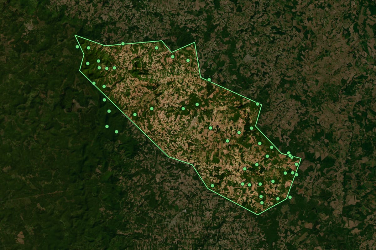 Imagem de satélite de Rio Azul (PR), com o contorno do município e a posição dos imóveis desta página.