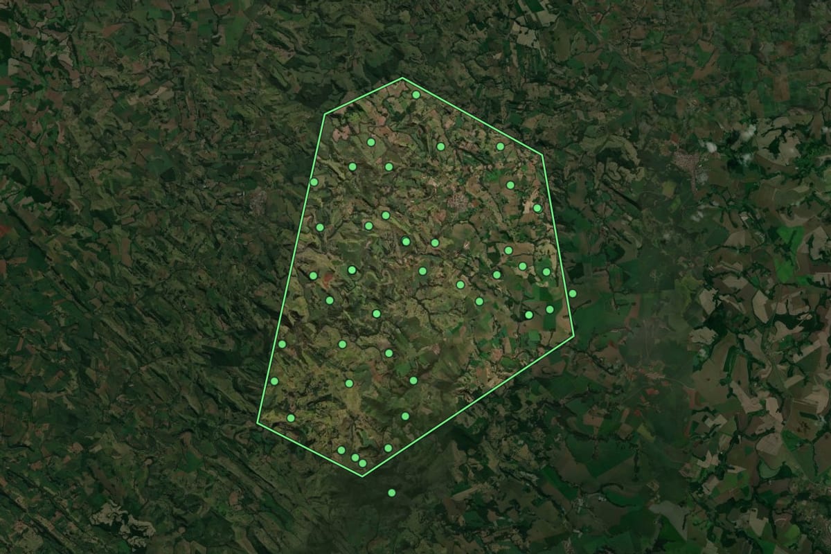 Imagem de satélite de Rio Bom (PR), com o contorno do município e a posição dos imóveis desta página.