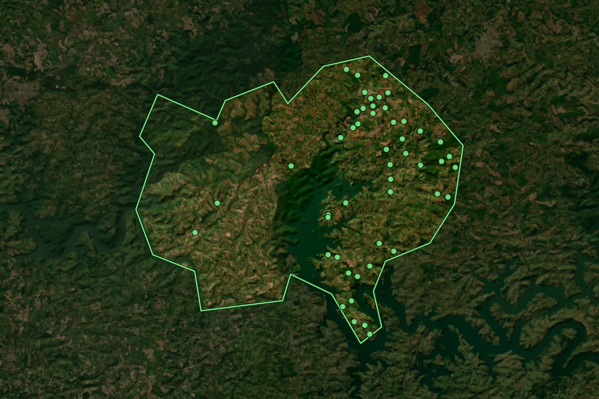 Imagem de satélite de Rio Bonito do Iguaçu (PR), com o contorno do município e a posição dos imóveis desta página.