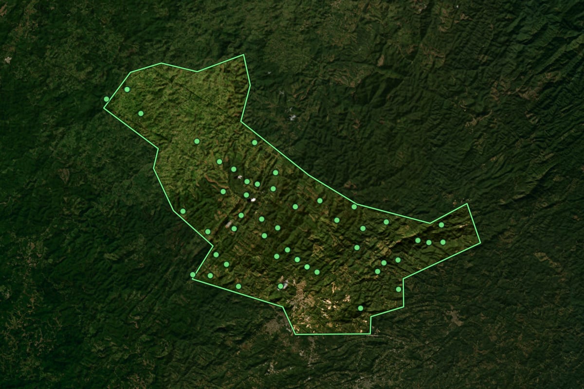 Imagem de satélite de Rio Branco do Sul (PR), com o contorno do município e a posição dos imóveis desta página.