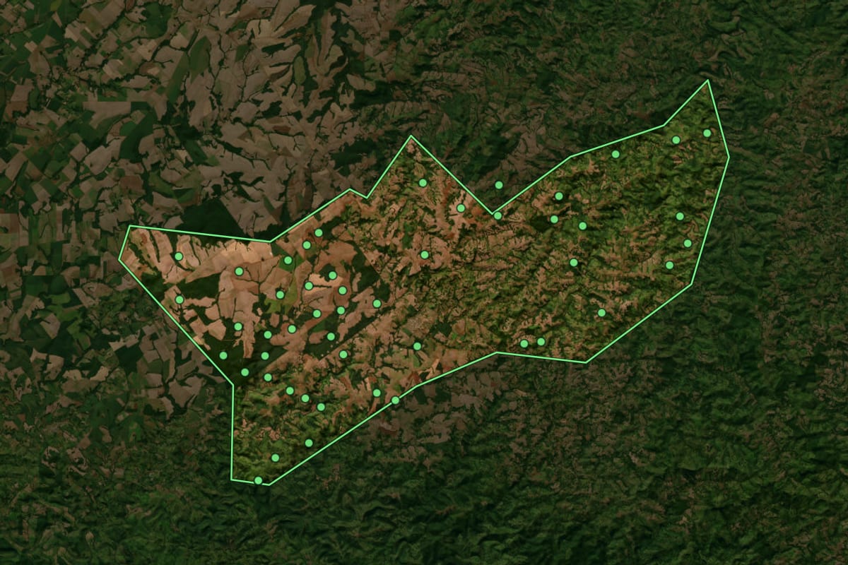 Imagem de satélite de Roncador (PR), com o contorno do município e a posição dos imóveis desta página.