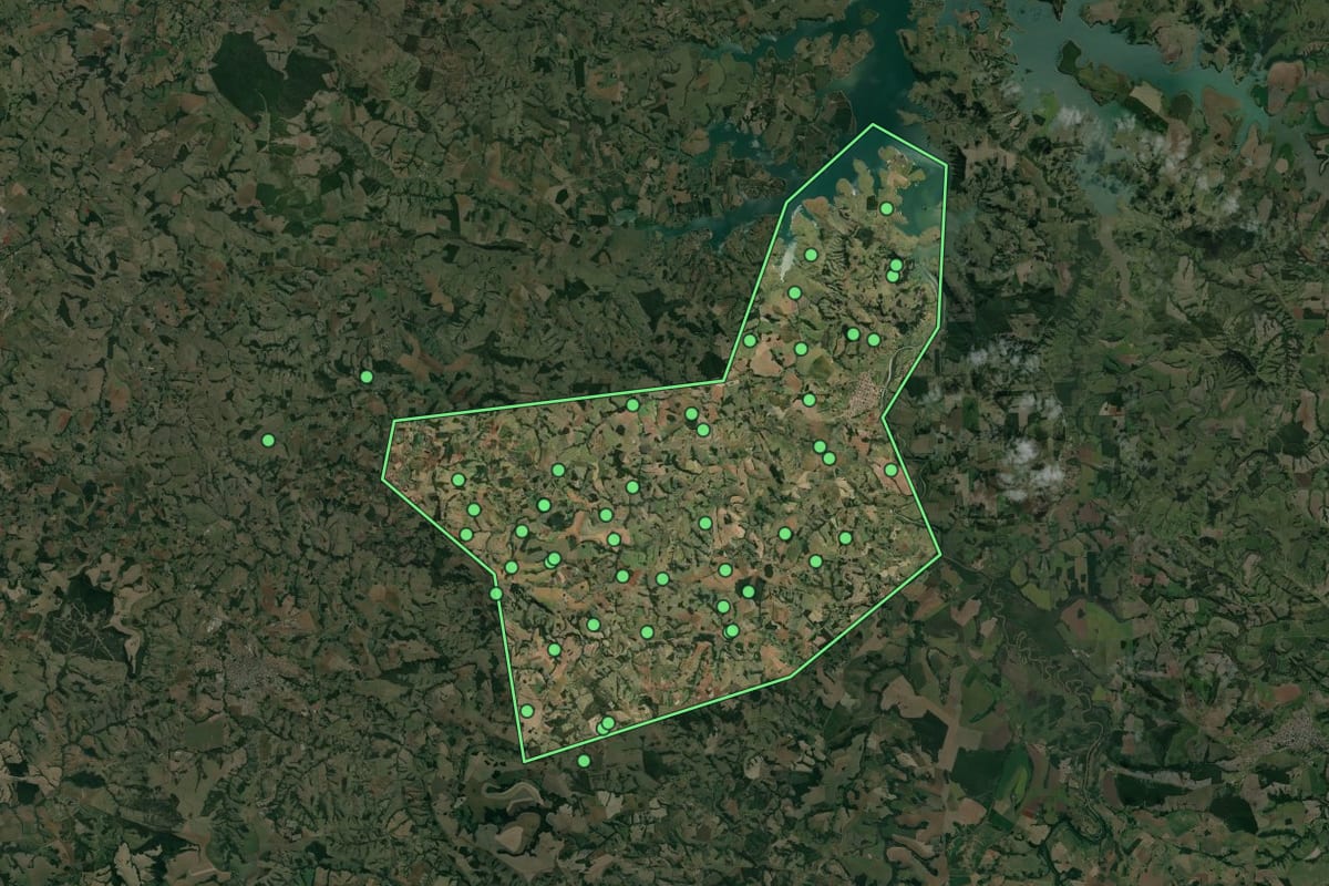 Imagem de satélite de Salto do Itararé (PR), com o contorno do município e a posição dos imóveis desta página.