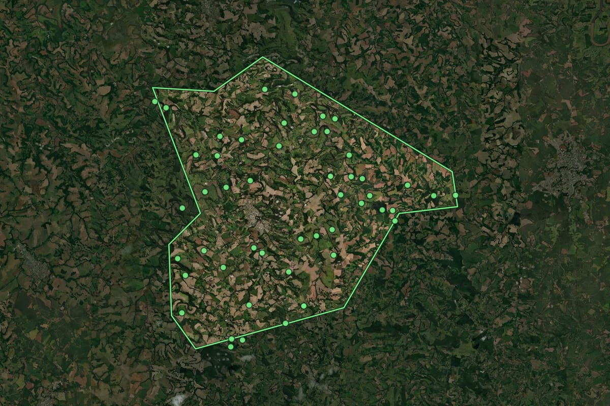 Imagem de satélite de Salto do Lontra (PR), com o contorno do município e a posição dos imóveis desta página.