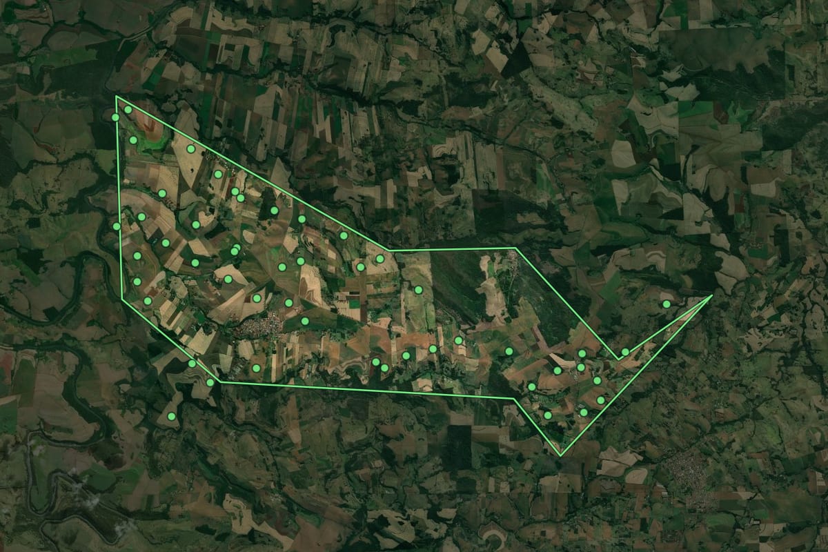 Imagem de satélite de Santa Amélia (PR), com o contorno do município e a posição dos imóveis desta página.