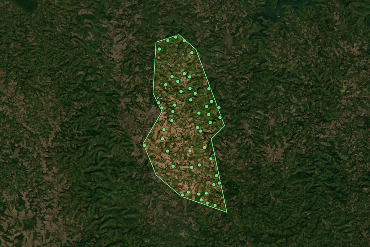Imagem de satélite de Santa Izabel do Oeste (PR), com o contorno do município e a posição dos imóveis desta página.