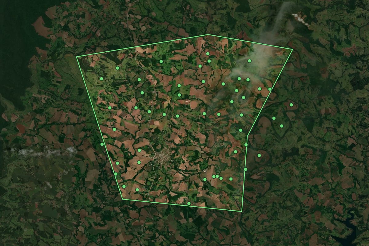 Imagem de satélite de Santa Lúcia (PR), com o contorno do município e a posição dos imóveis desta página.