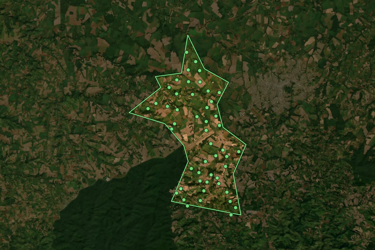 Imagem de satélite de Santa Tereza do Oeste (PR), com o contorno do município e a posição dos imóveis desta página.