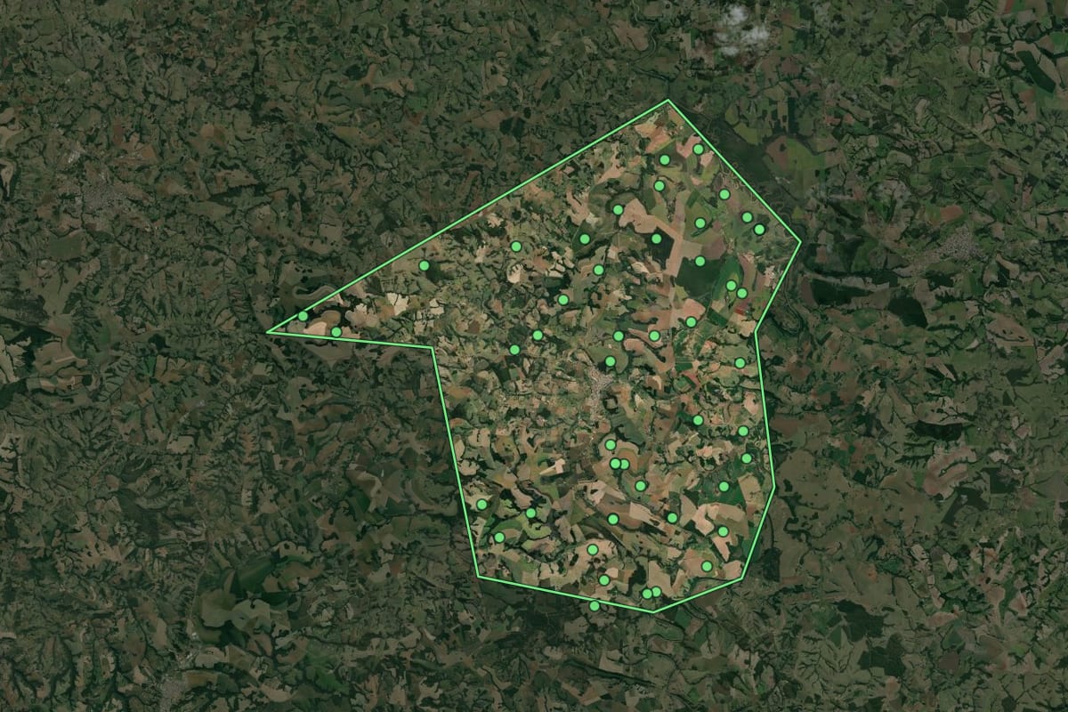 Imagem de satélite de Santana do Itararé (PR), com o contorno do município e a posição dos imóveis desta página.