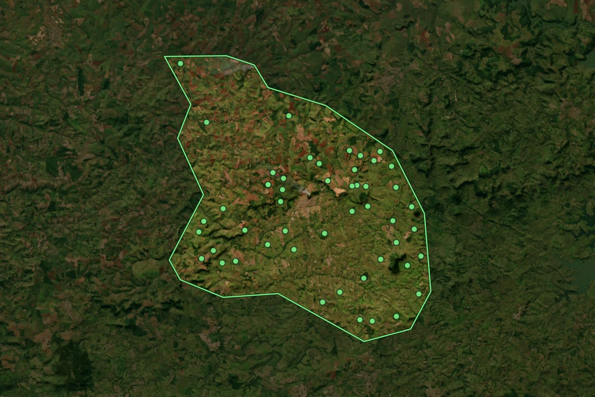 Imagem de satélite de Santo Antônio da Platina (PR), com o contorno do município e a posição dos imóveis desta página.