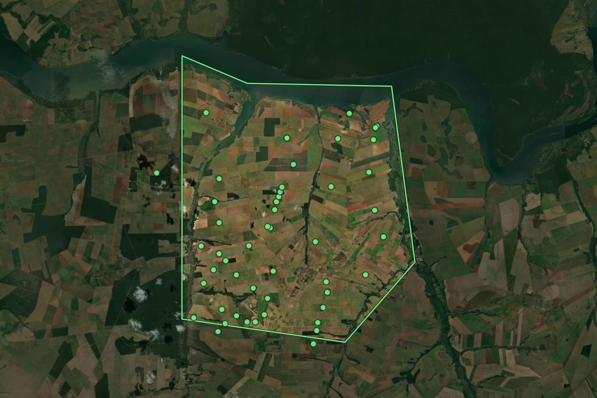 Imagem de satélite de Santo Antônio do Caiuá (PR), com o contorno do município e a posição dos imóveis desta página.