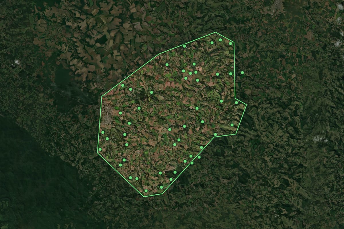 Imagem de satélite de Santo Antônio do Sudoeste (PR), com o contorno do município e a posição dos imóveis desta página.