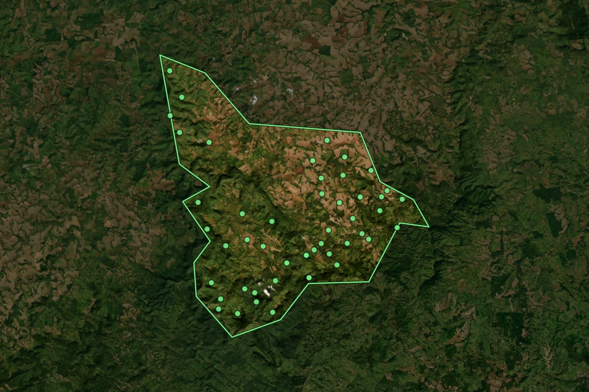 Imagem de satélite de São Jerônimo da Serra (PR), com o contorno do município e a posição dos imóveis desta página.