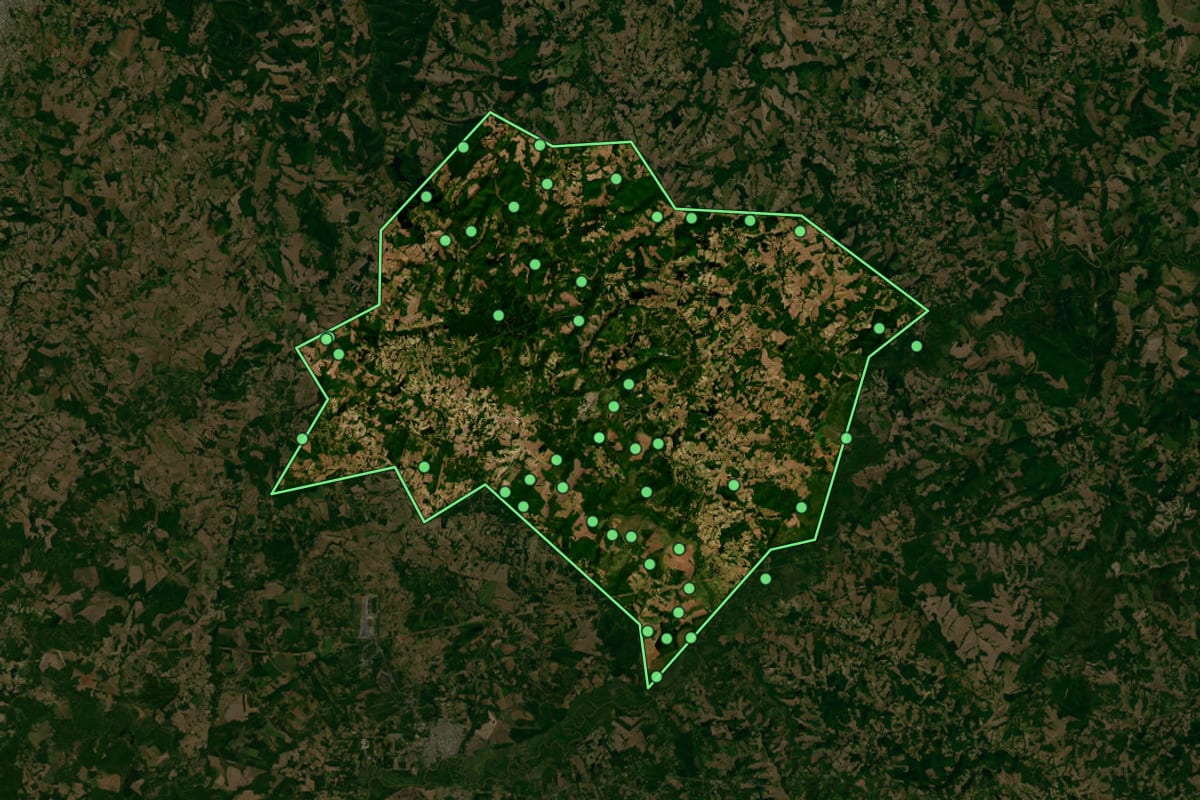 Imagem de satélite de São João do Triunfo (PR), com o contorno do município e a posição dos imóveis desta página.