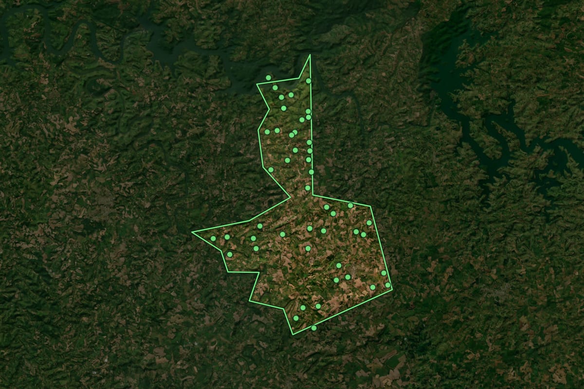 Imagem de satélite de São João (PR), com o contorno do município e a posição dos imóveis desta página.