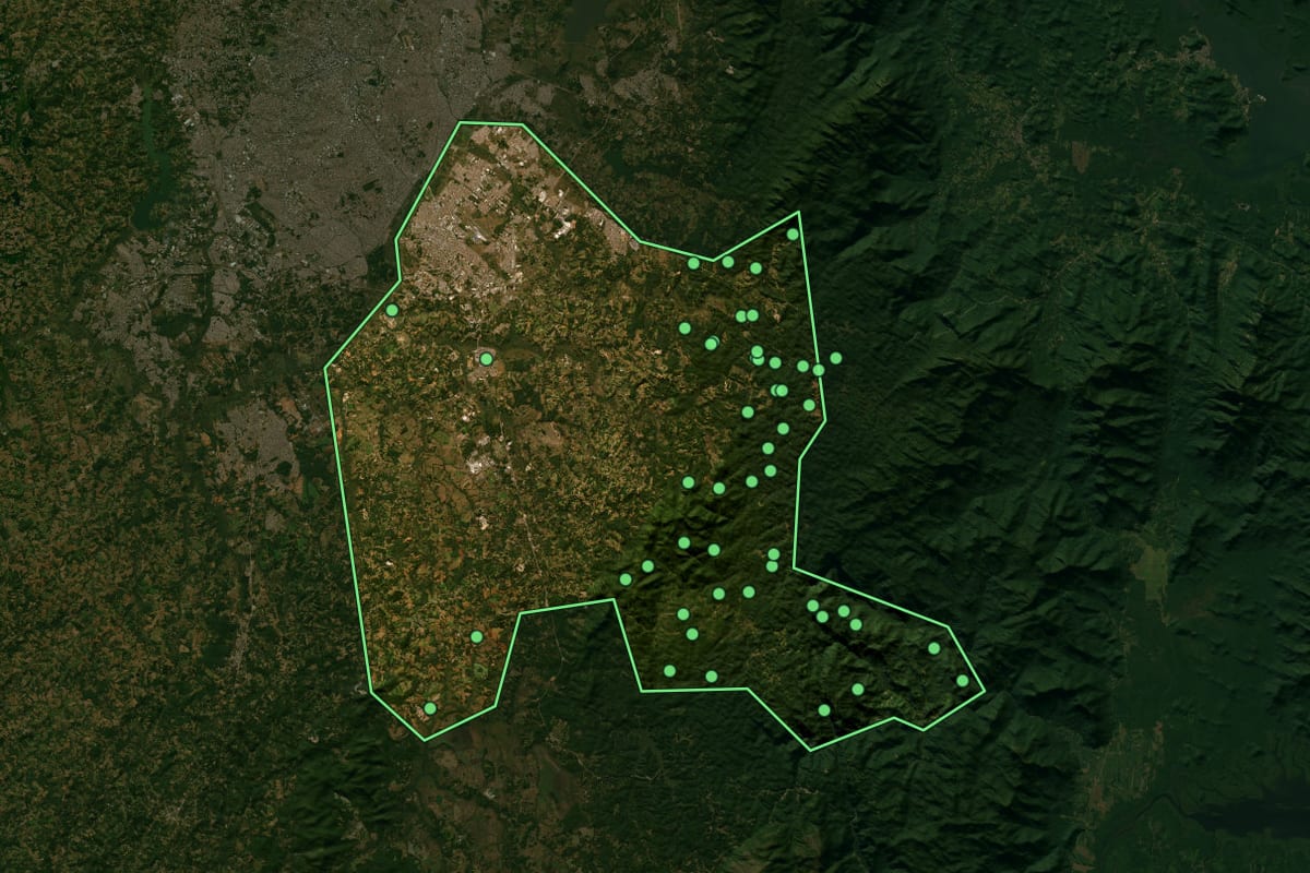 Imagem de satélite de São José dos Pinhais (PR), com o contorno do município e a posição dos imóveis desta página.