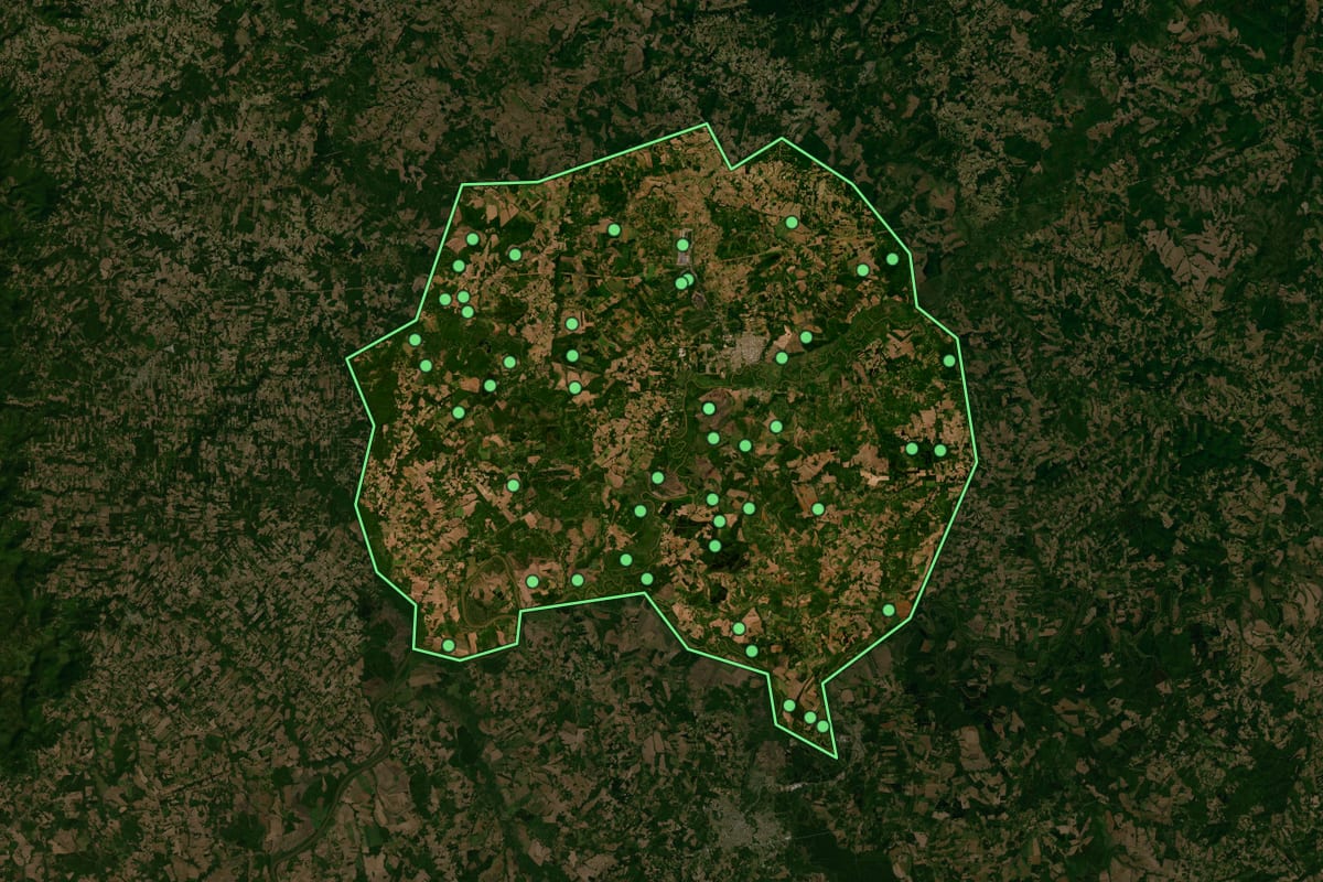 Imagem de satélite de São Mateus do Sul (PR), com o contorno do município e a posição dos imóveis desta página.