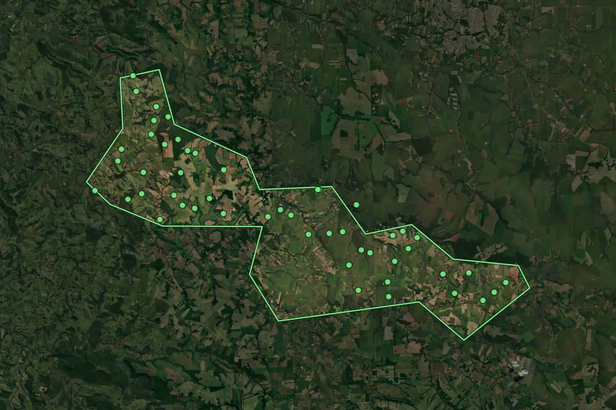 Imagem de satélite de São Pedro do Iguaçu (PR), com o contorno do município e a posição dos imóveis desta página.