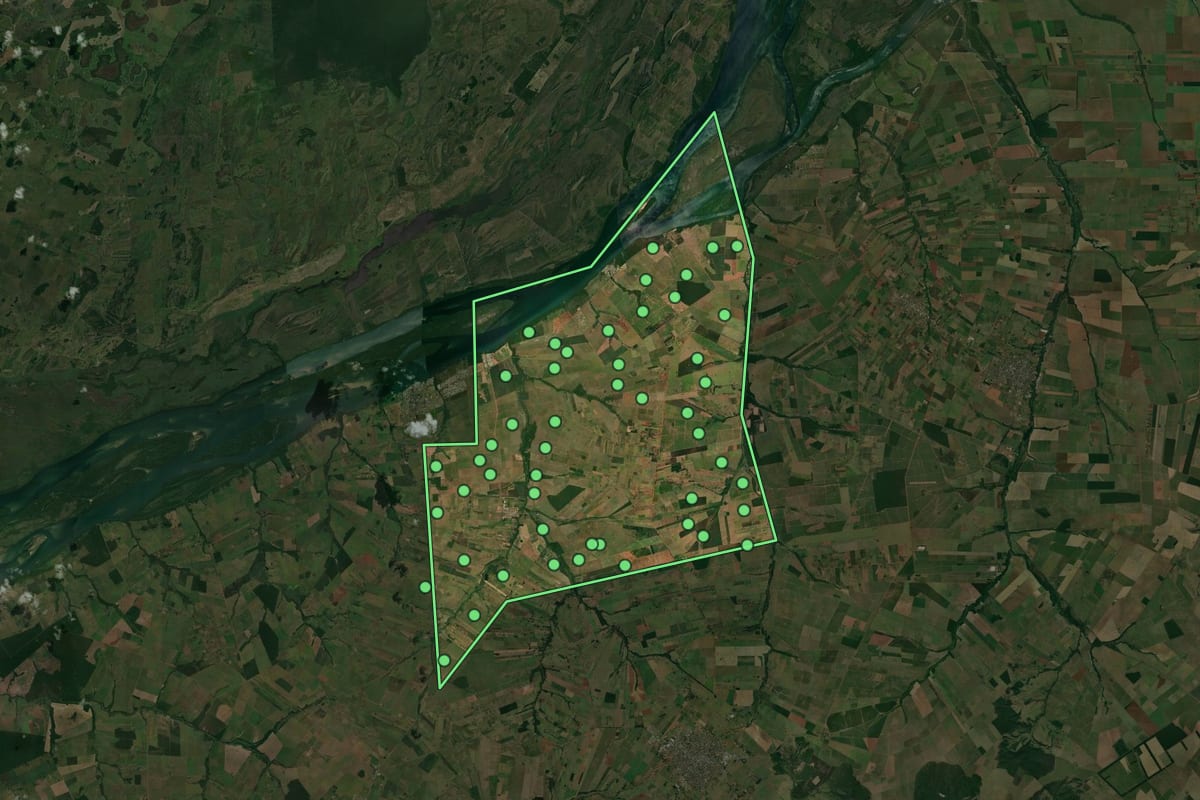 Imagem de satélite de São Pedro do Paraná (PR), com o contorno do município e a posição dos imóveis desta página.