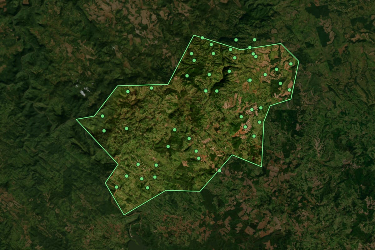 Imagem de satélite de Sapopema (PR), com o contorno do município e a posição dos imóveis desta página.