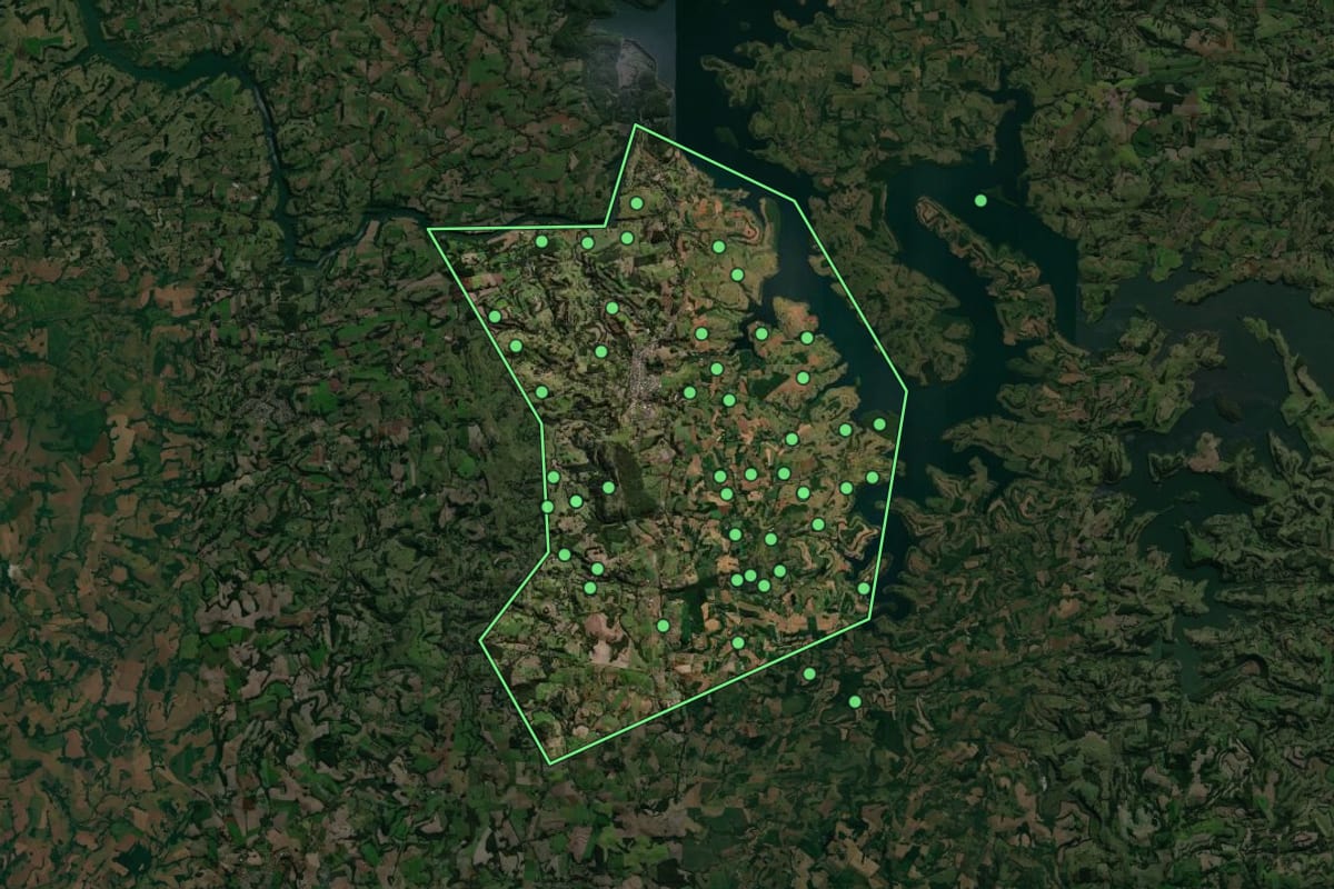 Imagem de satélite de Saudade do Iguaçu (PR), com o contorno do município e a posição dos imóveis desta página.