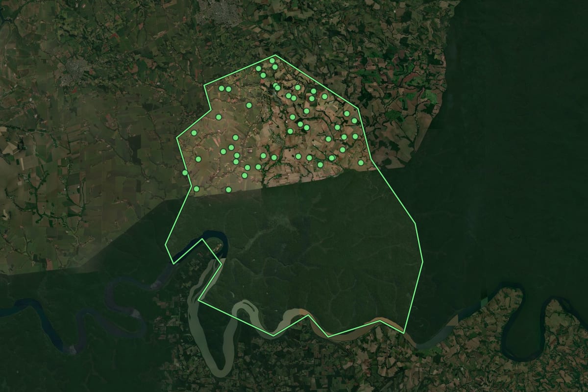 Imagem de satélite de Serranópolis do Iguaçu (PR), com o contorno do município e a posição dos imóveis desta página.