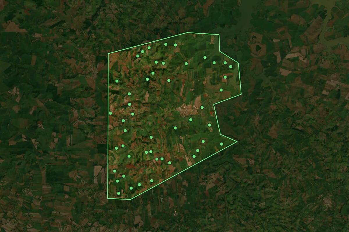 Imagem de satélite de Sertanópolis (PR), com o contorno do município e a posição dos imóveis desta página.