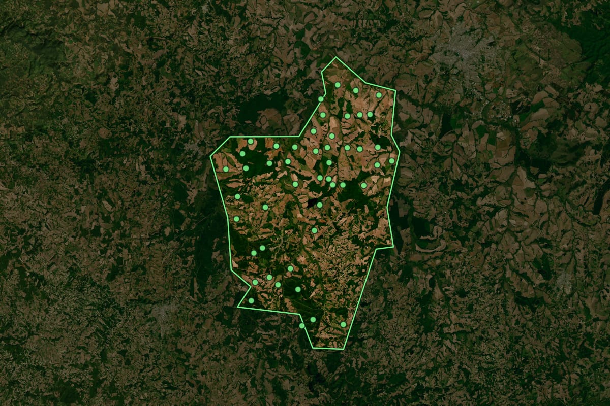 Imagem de satélite de Teixeira Soares (PR), com o contorno do município e a posição dos imóveis desta página.