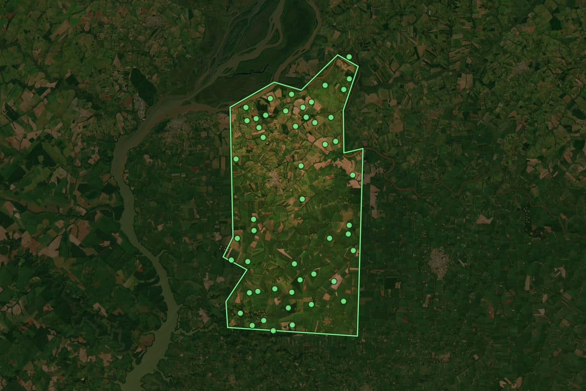 Imagem de satélite de Terra Roxa (PR), com o contorno do município e a posição dos imóveis desta página.