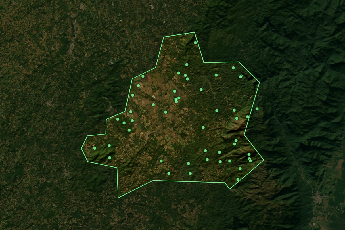 Imagem de satélite de Tijucas do Sul (PR), com o contorno do município e a posição dos imóveis desta página.