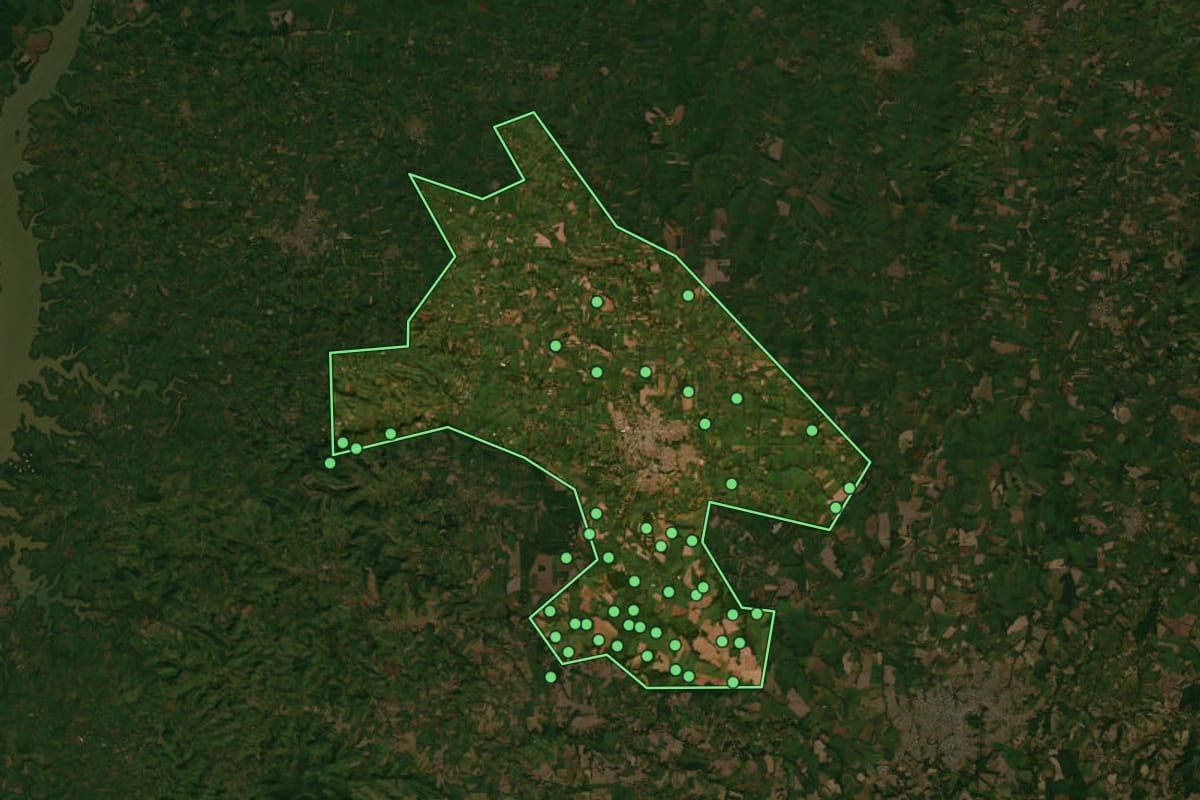Imagem de satélite de Toledo (PR), com o contorno do município e a posição dos imóveis desta página.