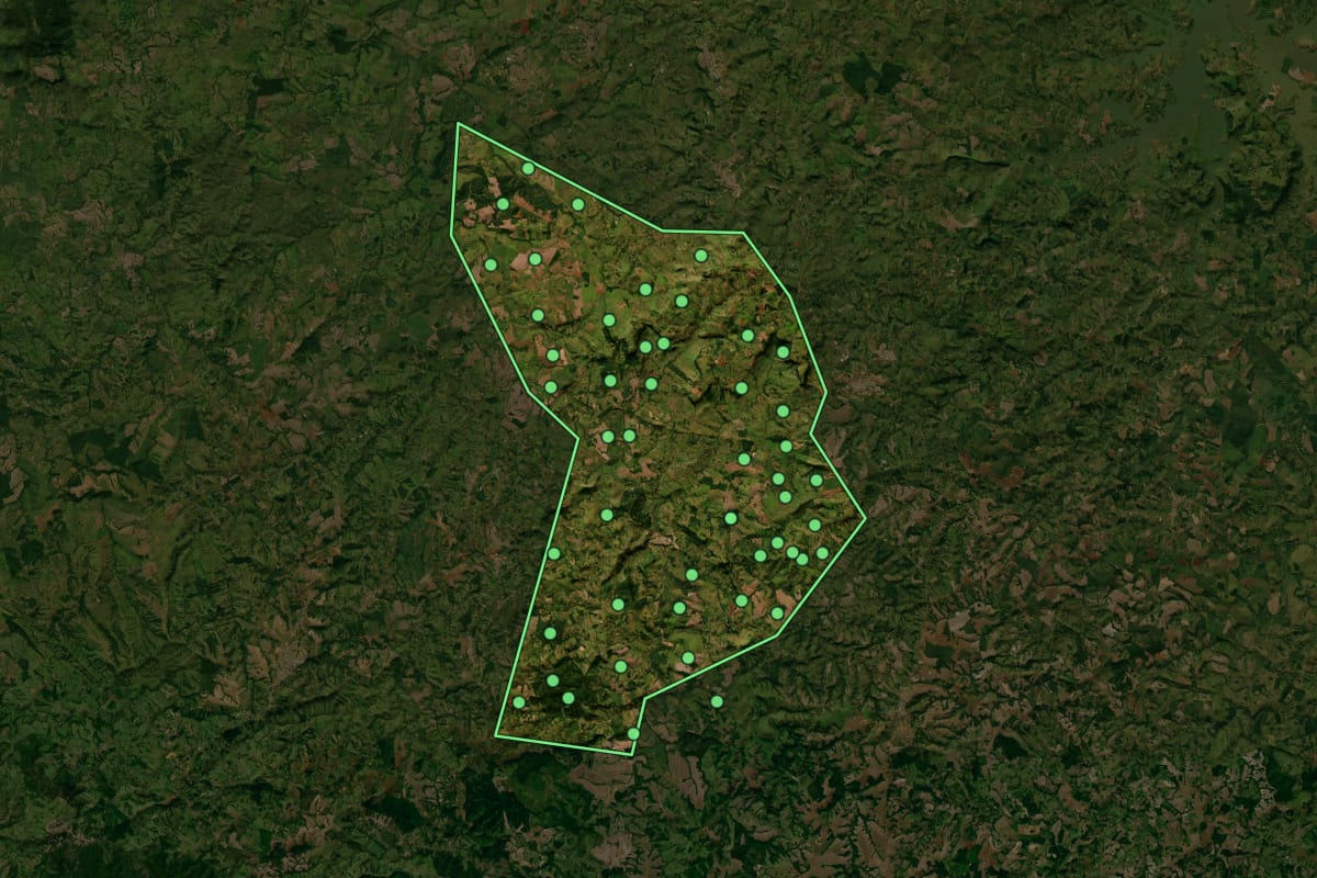 Imagem de satélite de Tomazina (PR), com o contorno do município e a posição dos imóveis desta página.
