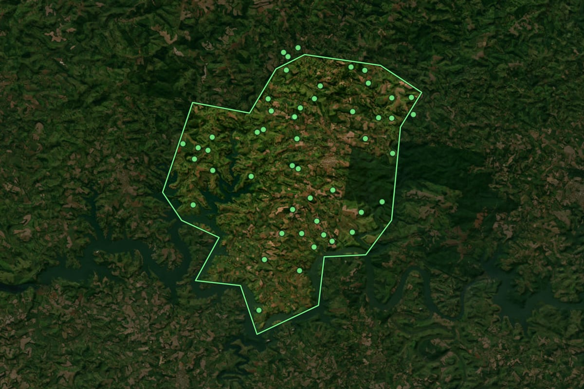 Imagem de satélite de Três Barras do Paraná (PR), com o contorno do município e a posição dos imóveis desta página.