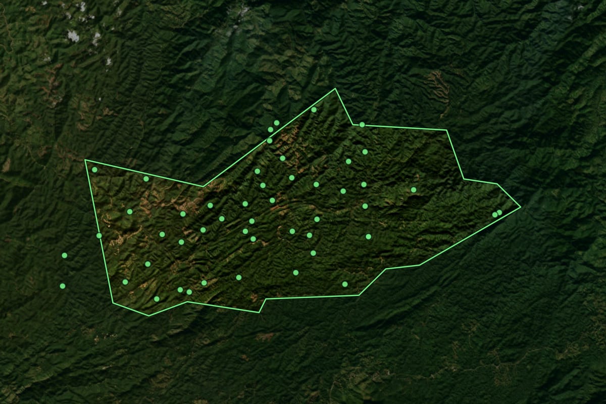 Imagem de satélite de Tunas do Paraná (PR), com o contorno do município e a posição dos imóveis desta página.