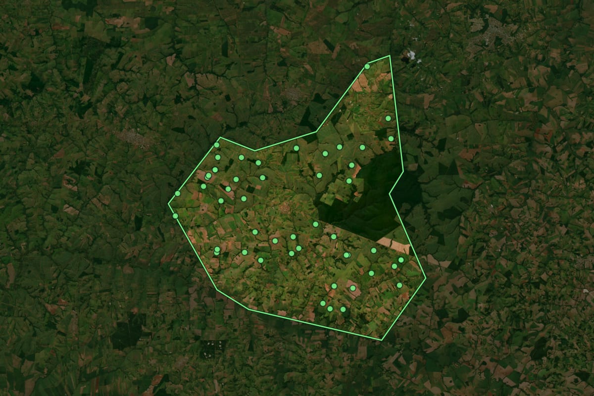 Imagem de satélite de Tuneiras do Oeste (PR), com o contorno do município e a posição dos imóveis desta página.