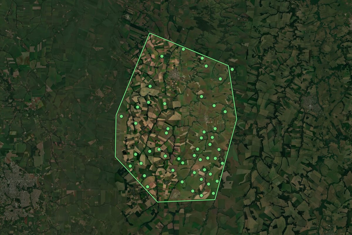 Imagem de satélite de Tupãssi (PR), com o contorno do município e a posição dos imóveis desta página.