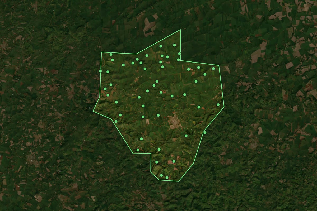 Imagem de satélite de Ubiratã (PR), com o contorno do município e a posição dos imóveis desta página.