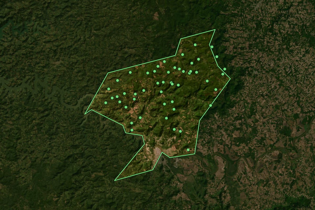 Imagem de satélite de União da Vitória (PR), com o contorno do município e a posição dos imóveis desta página.