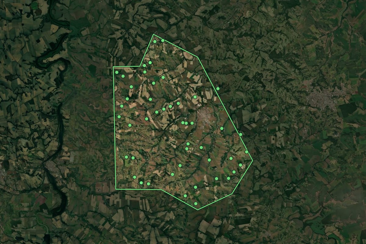 Imagem de satélite de Uraí (PR), com o contorno do município e a posição dos imóveis desta página.