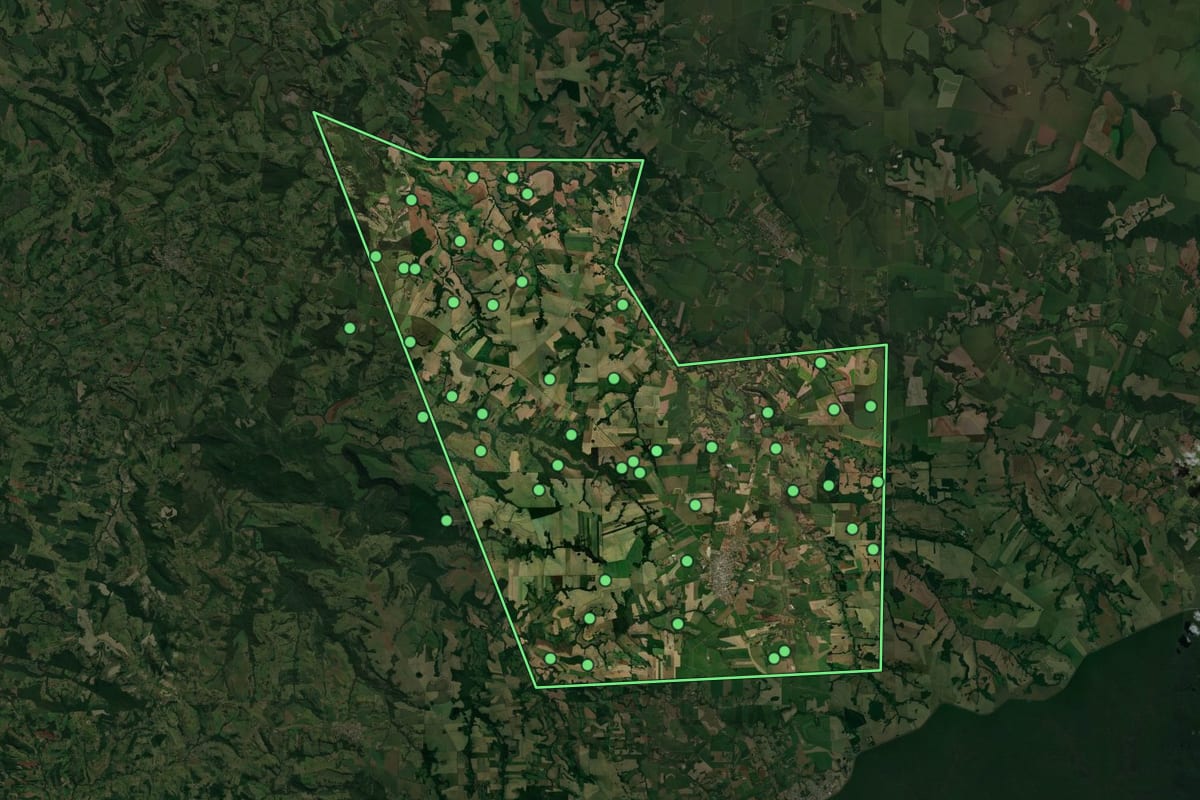 Imagem de satélite de Vera Cruz do Oeste (PR), com o contorno do município e a posição dos imóveis desta página.