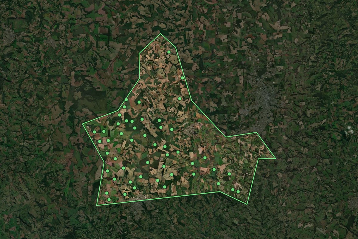 Imagem de satélite de Vitorino (PR), com o contorno do município e a posição dos imóveis desta página.