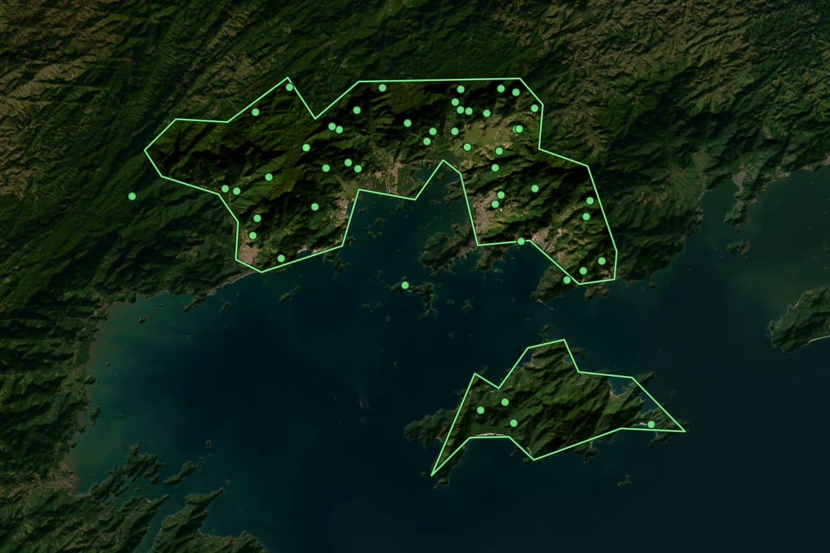 Imagem de satélite de Angra dos Reis (RJ), com o contorno do município e a posição dos imóveis desta página.